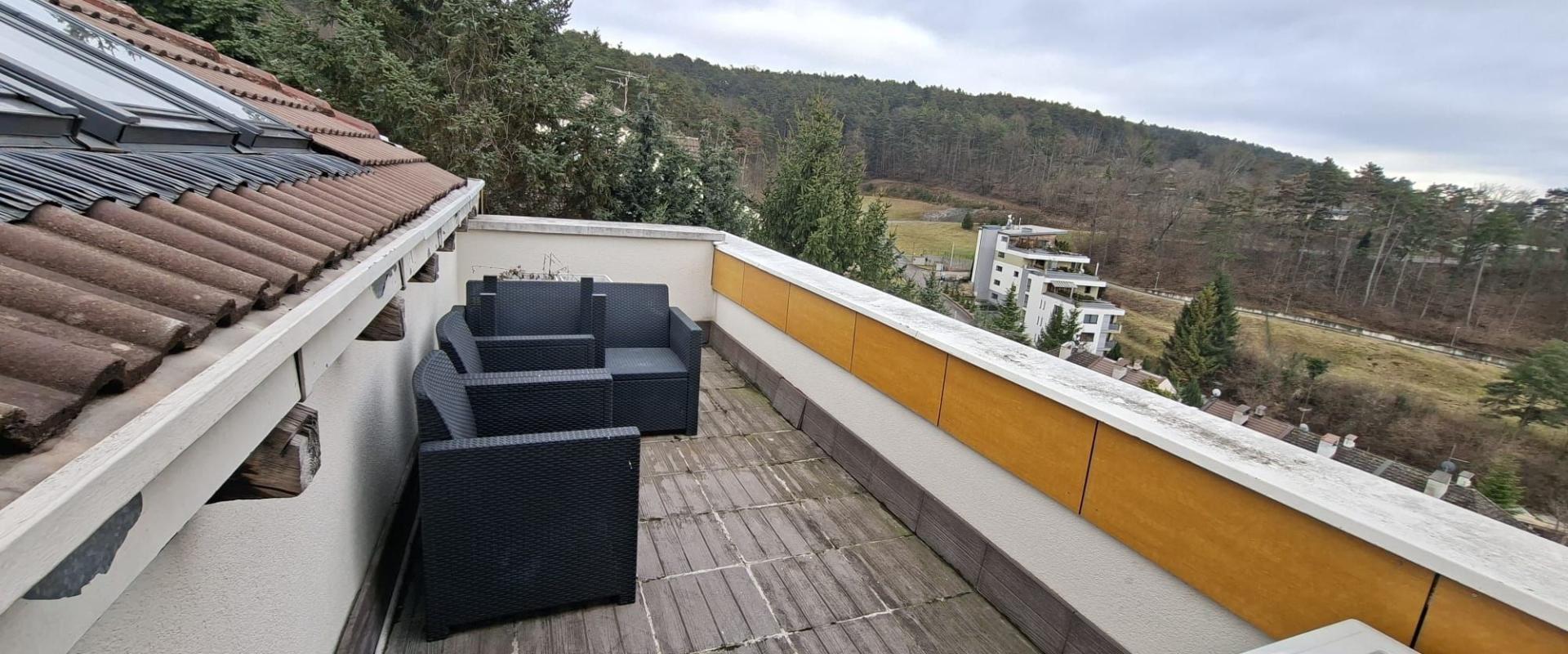 Na predaj priestranný 3-izbový byt s podkrovím, terasou a garážou – Pod Brezinou