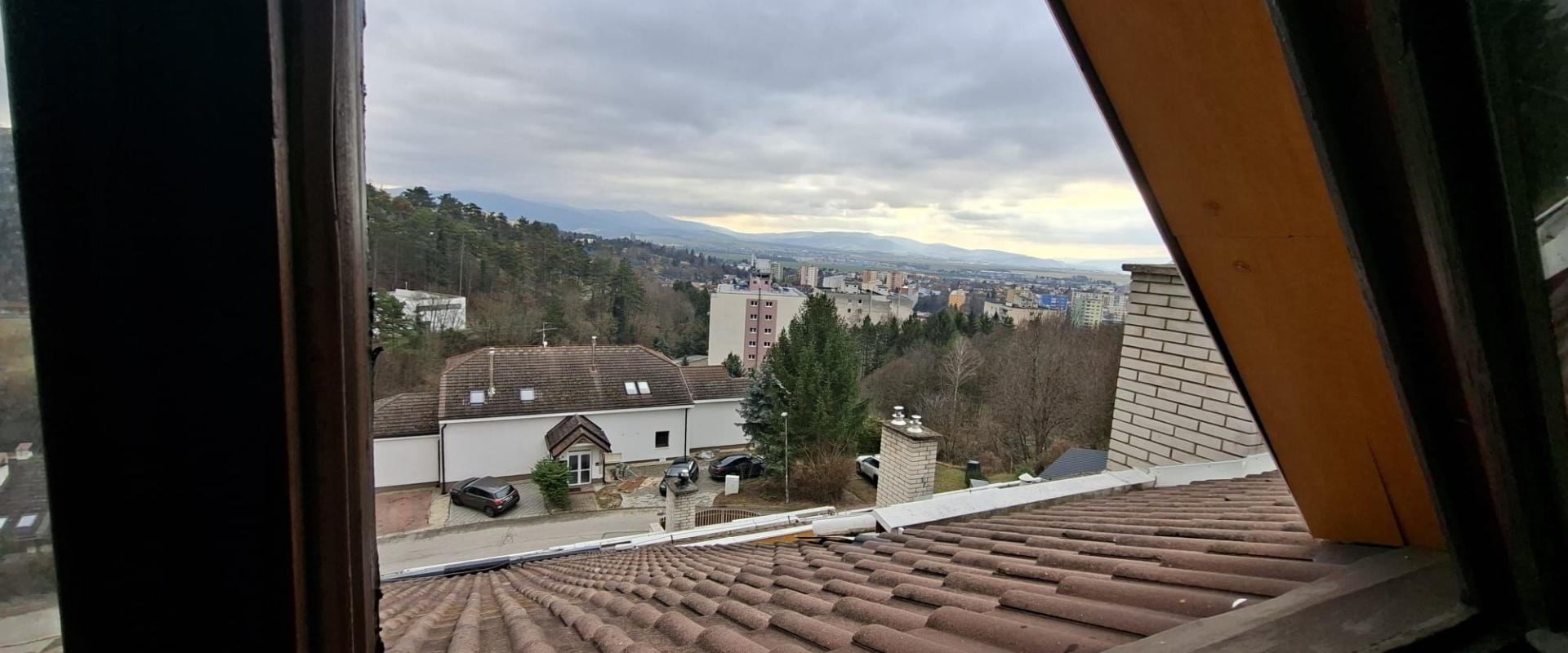 Na predaj priestranný 3-izbový byt s podkrovím, terasou a garážou – Pod Brezinou