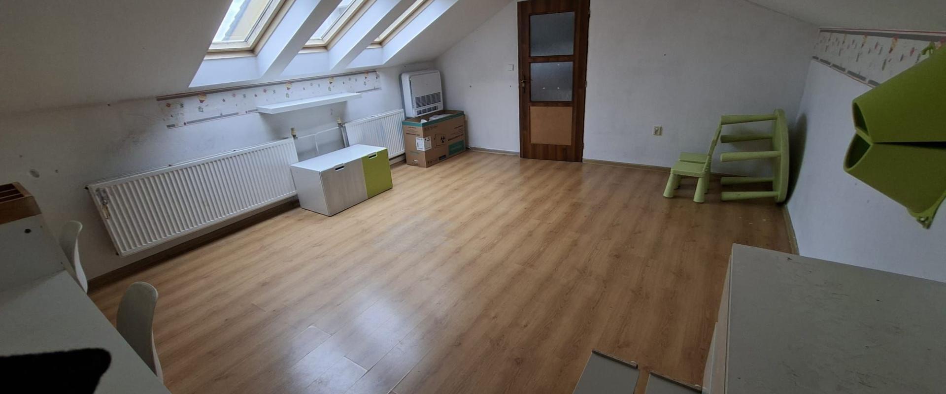 Na predaj priestranný 3-izbový byt s podkrovím, terasou a garážou – Pod Brezinou