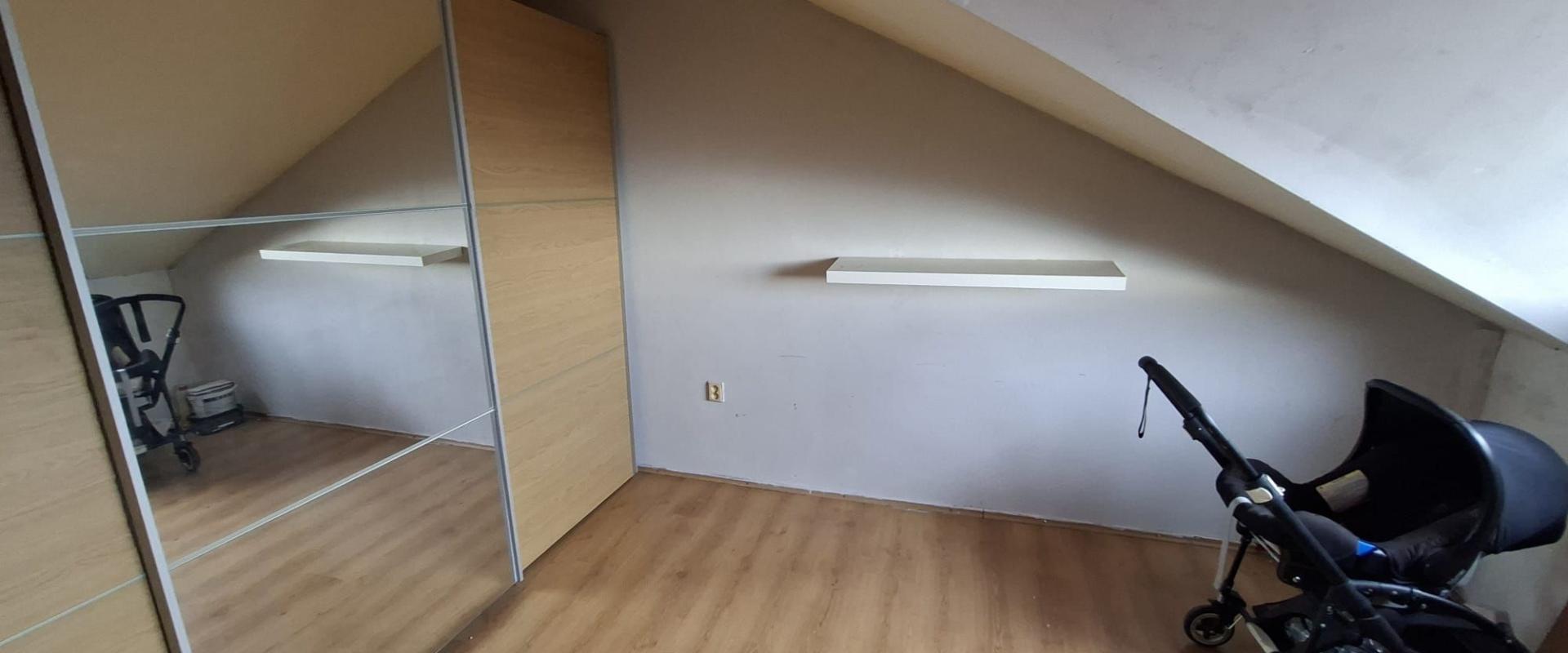 Na predaj priestranný 3-izbový byt s podkrovím, terasou a garážou – Pod Brezinou