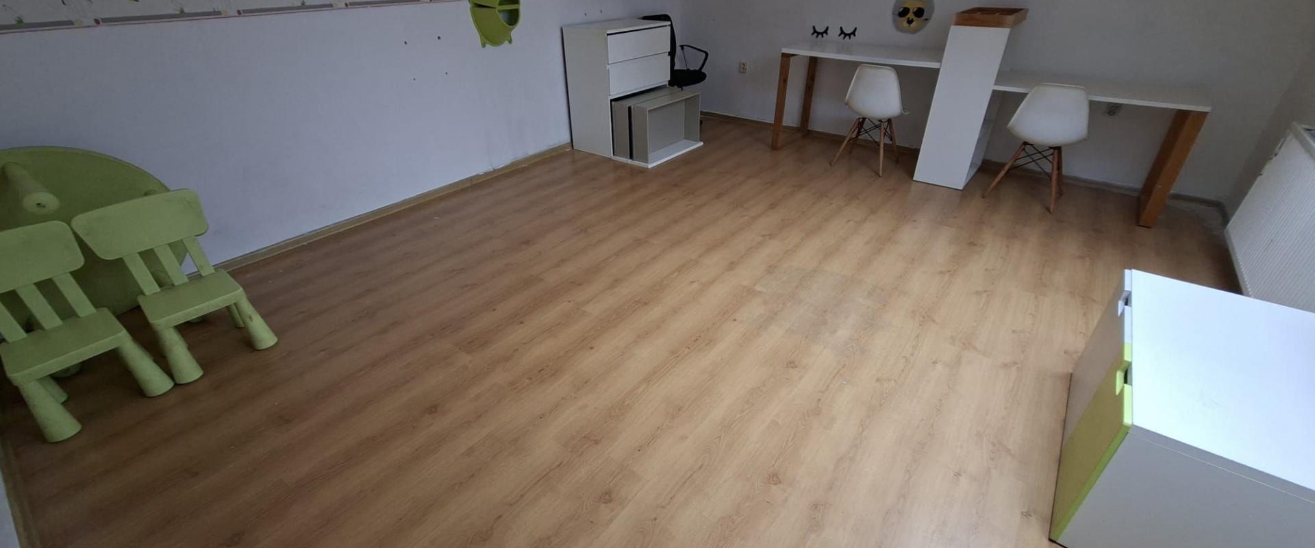 Na predaj priestranný 3-izbový byt s podkrovím, terasou a garážou – Pod Brezinou