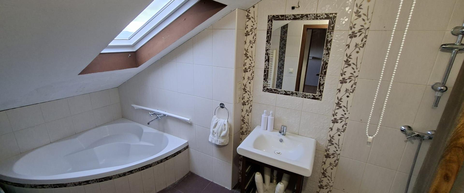 Na predaj priestranný 3-izbový byt s podkrovím, terasou a garážou – Pod Brezinou