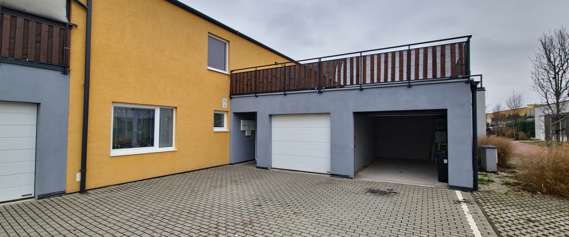 3-izbový byt s veľkou terasou, garážou a státím, pri Trnave