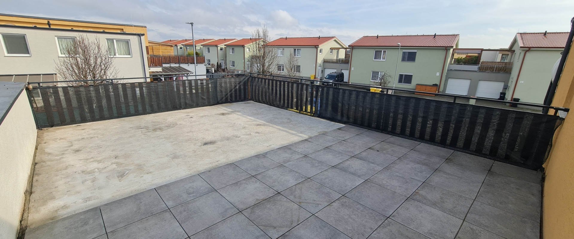 3-izbový byt s veľkou terasou, garážou a státím, pri Trnave