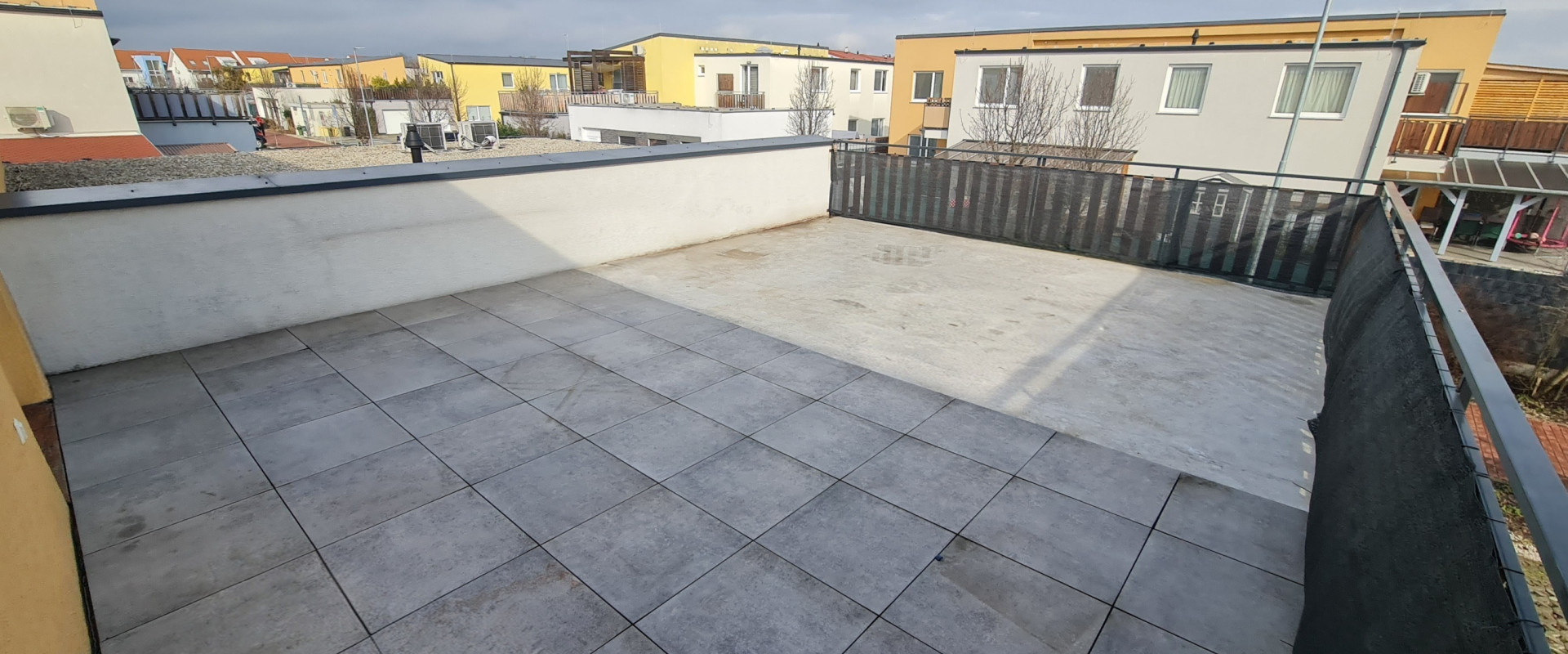 3-izbový byt s veľkou terasou, garážou a státím, pri Trnave