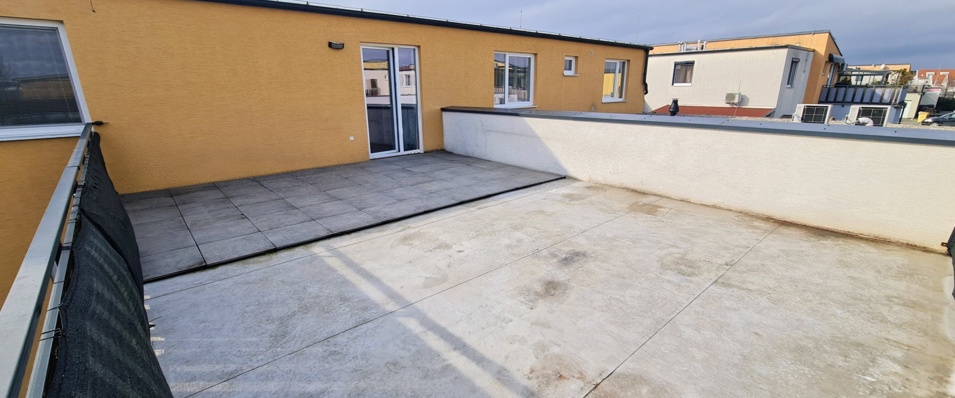 3-izbový byt s veľkou terasou, garážou a státím, pri Trnave