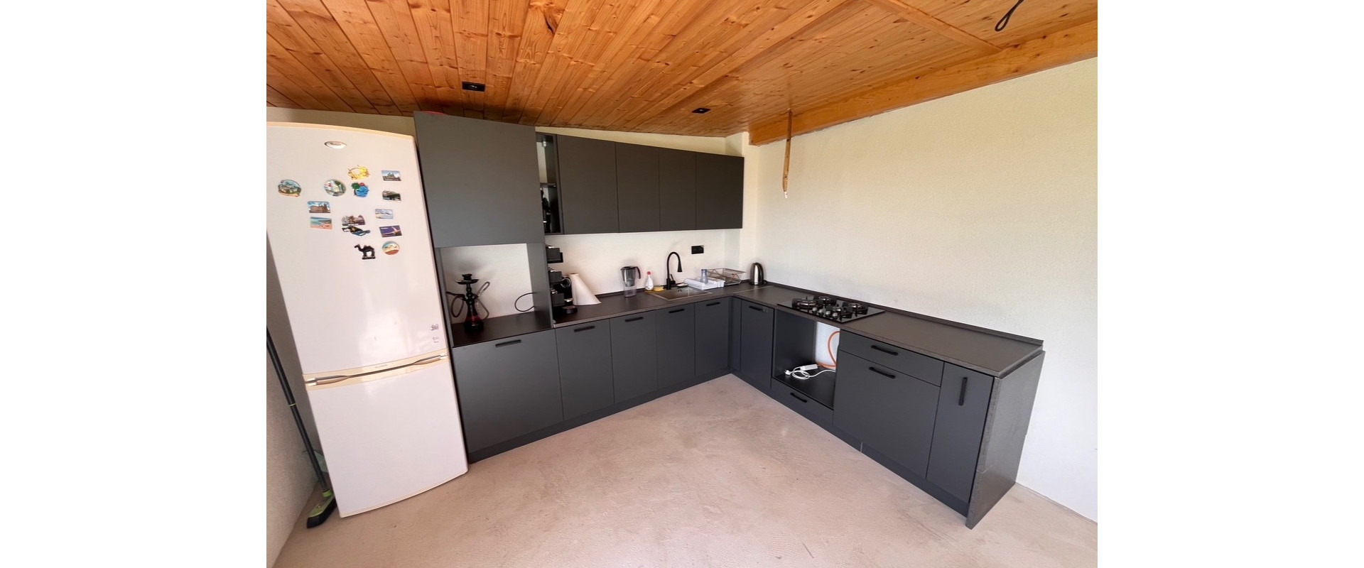 Moderný rodinný dom s bazénom a veľkým pozemkom blízko BA