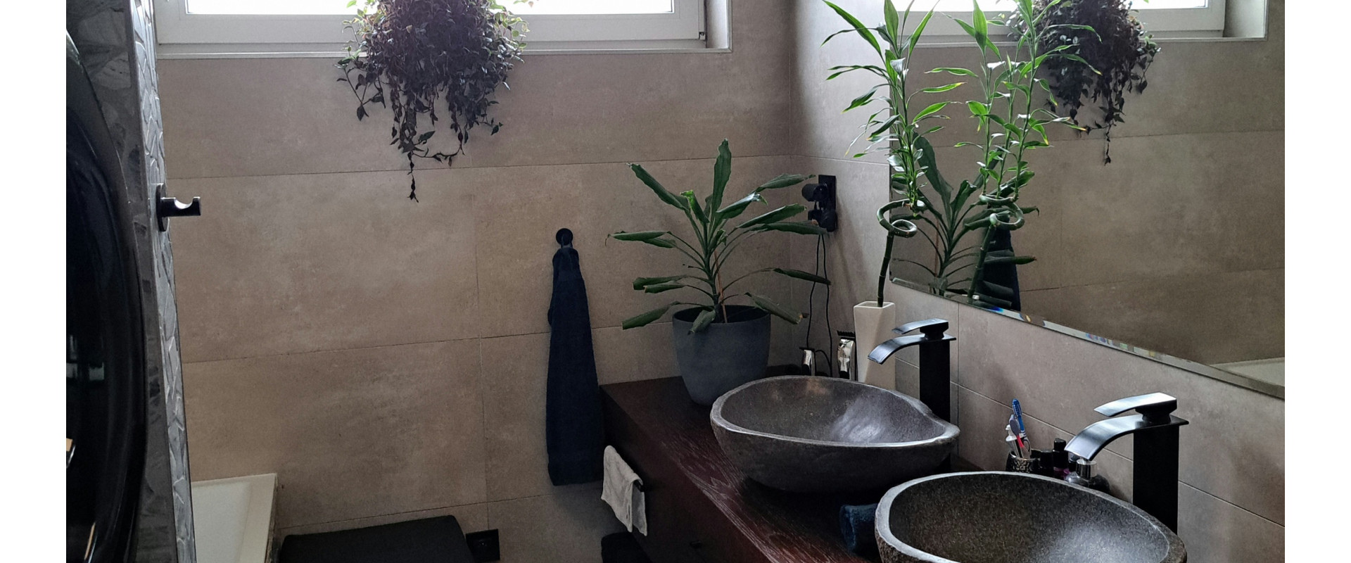 Moderný rodinný dom s bazénom a veľkým pozemkom blízko BA