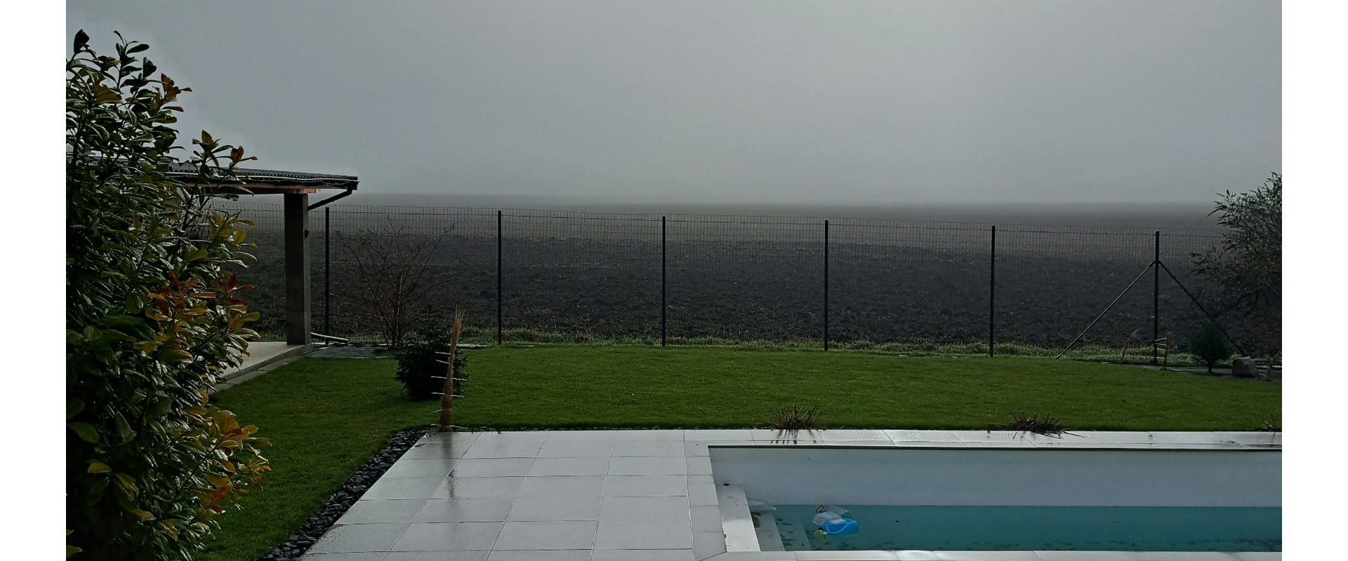 Moderný rodinný dom s bazénom a veľkým pozemkom blízko BA