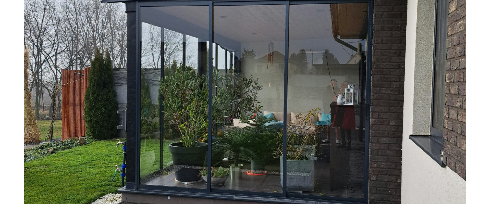 Moderný rodinný dom s bazénom a veľkým pozemkom blízko BA