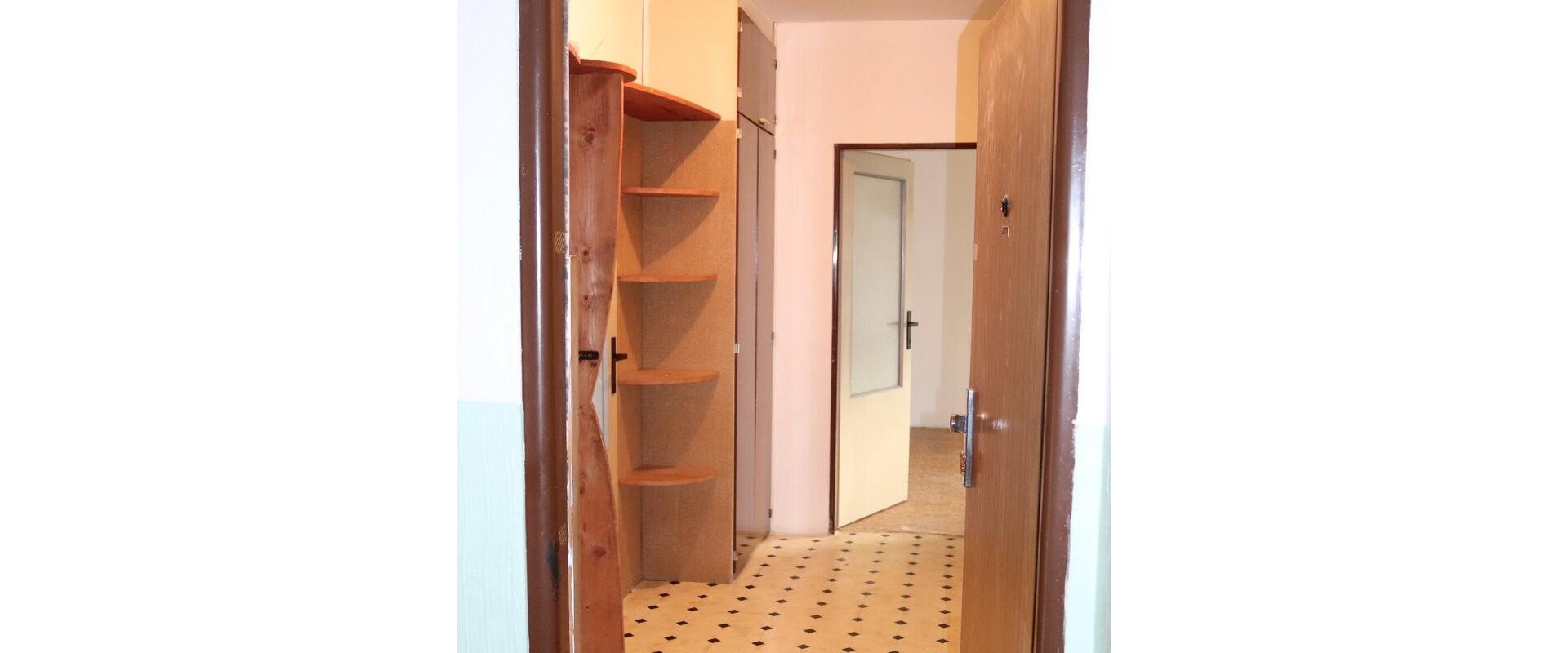 PREDAJ: Vynikajúca Investičná Príležitosť - 3 izbový byt - pôvodný stav - Dúbravka