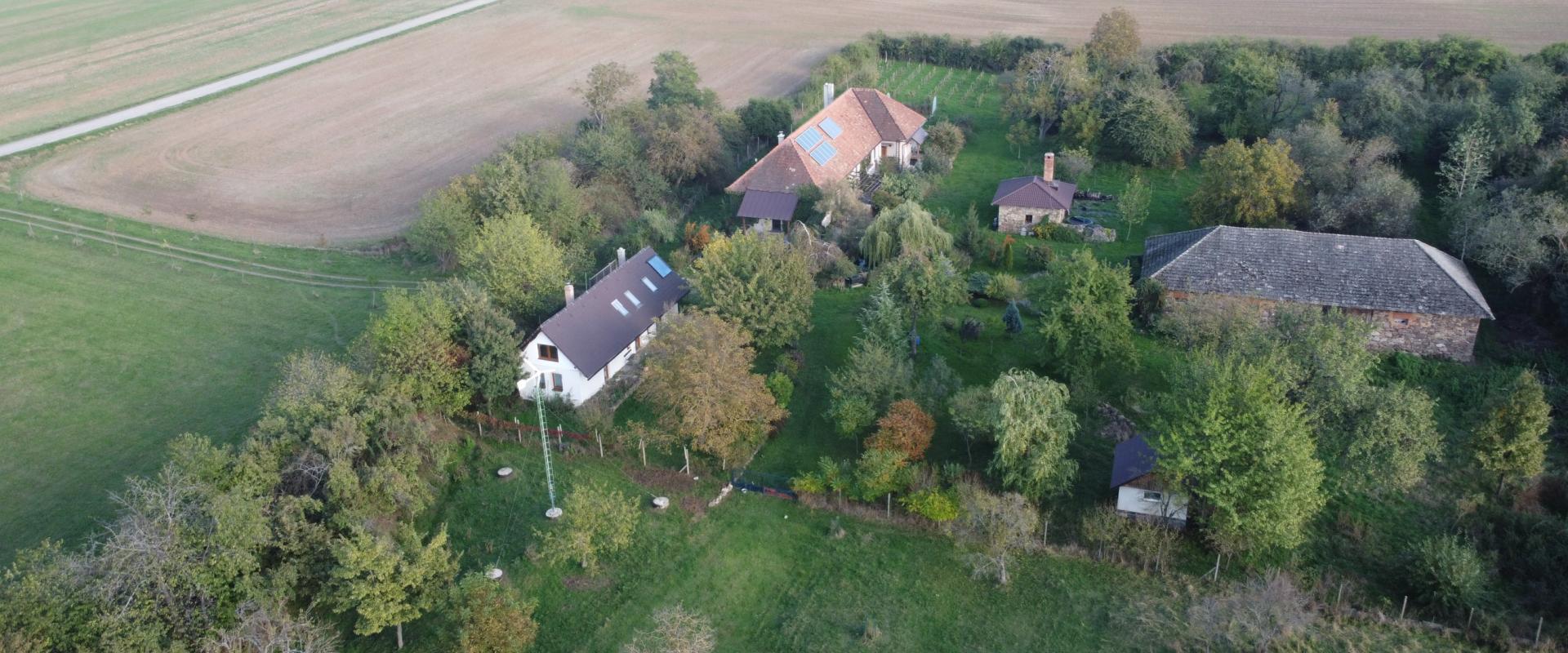 Nezabudnuteľná rodinná vila na samote 1,5ha areál pod horou