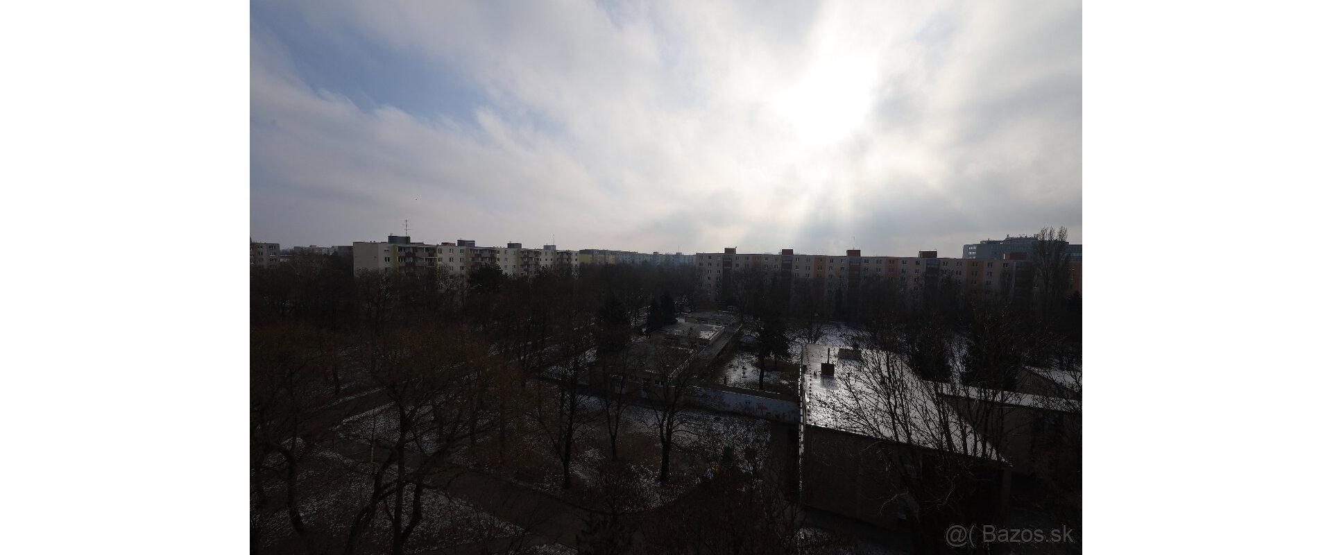 Svetlo, výhľad a pokoj - na predaj 2 izbový byt v korunách stromov - Ružinov - Ostredky