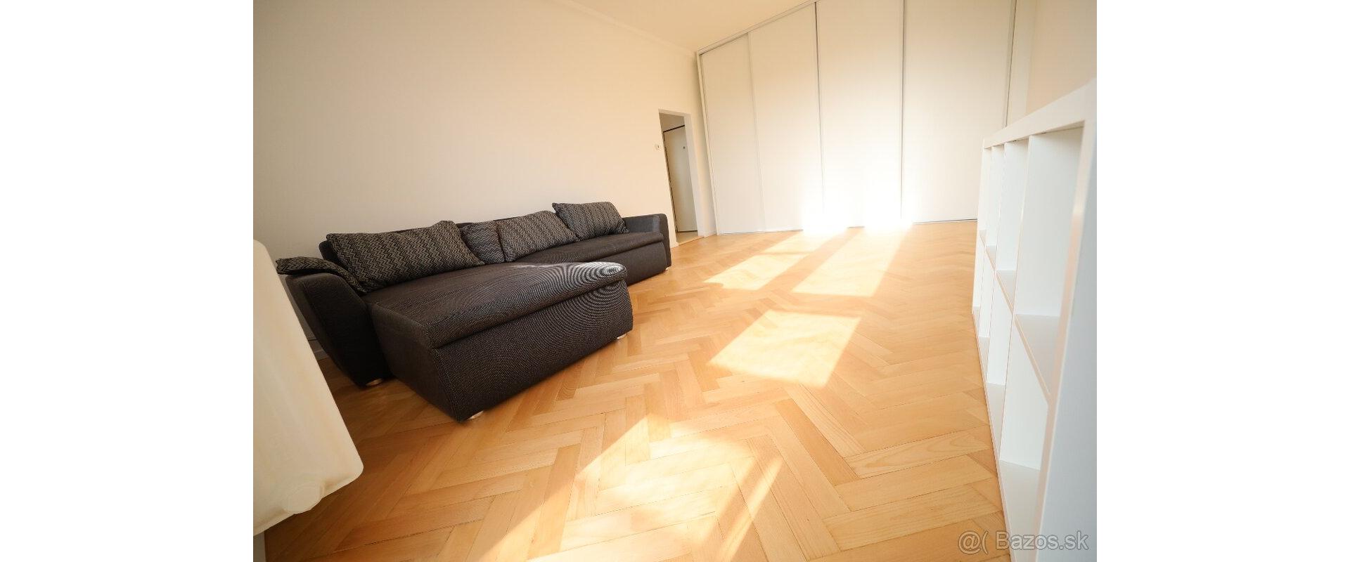 Svetlo, výhľad a pokoj - na predaj 2 izbový byt v korunách stromov - Ružinov - Ostredky