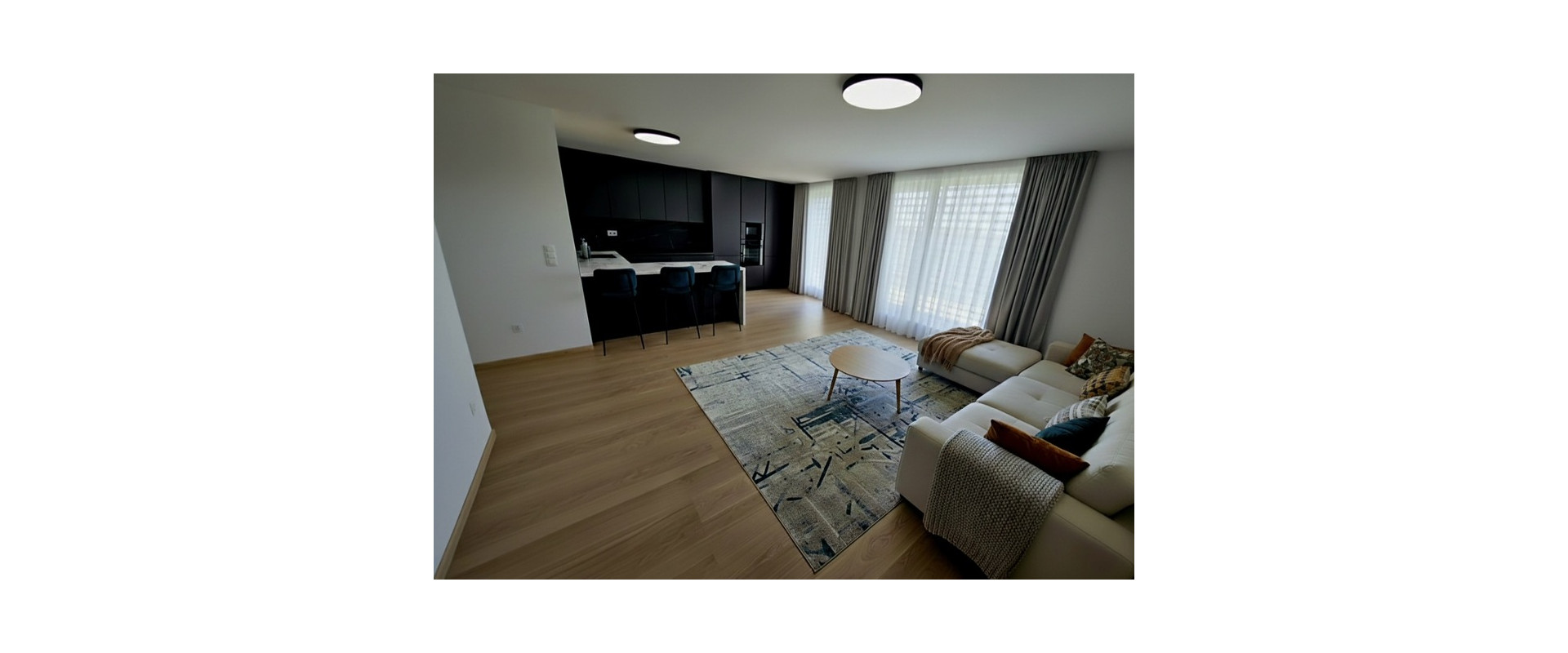 PREDAJ ELEGANTNÝ 2-IZBOVÝ BYT S BALKÓNOM A PARKOVANÍM V RAČI