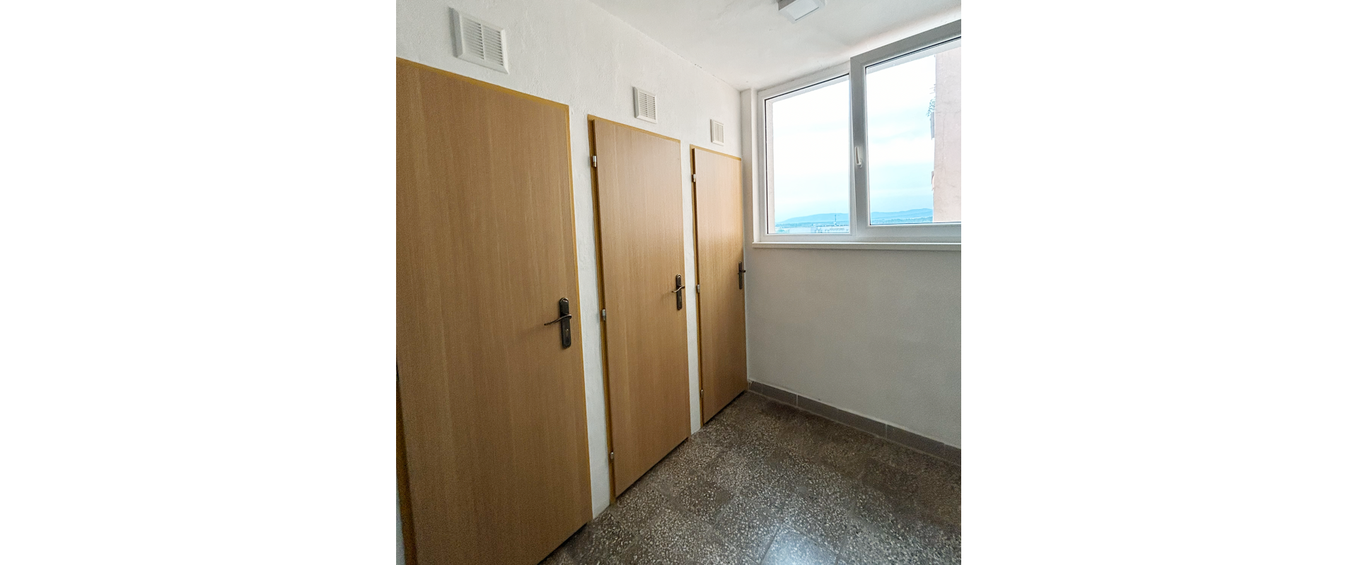 Prenájom: Priestranný 2-izbový byt s výhľadom a kompletným vybavením!