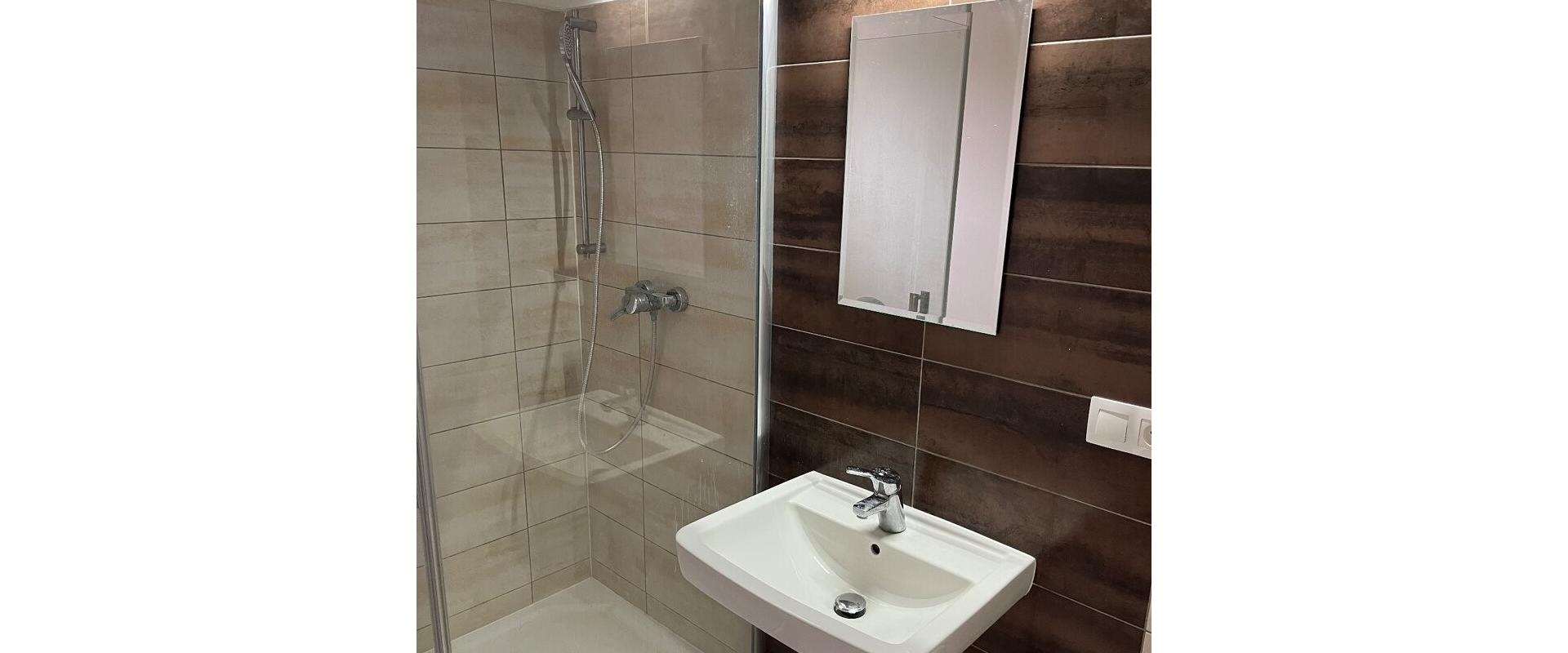 Zariadený, zrekonštruovaný 2-izbový byt s parkovacím miesto