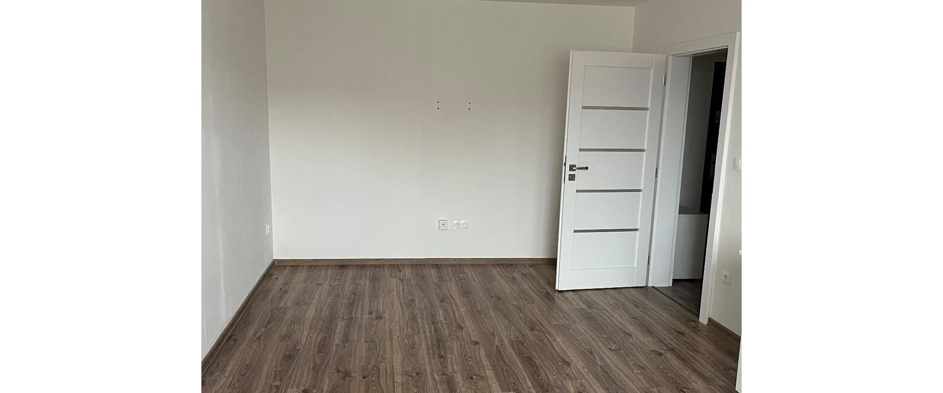 Zariadený, zrekonštruovaný 2-izbový byt s parkovacím miesto