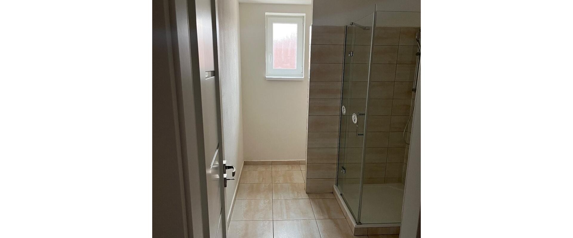 Zariadený, zrekonštruovaný 2-izbový byt s parkovacím miesto