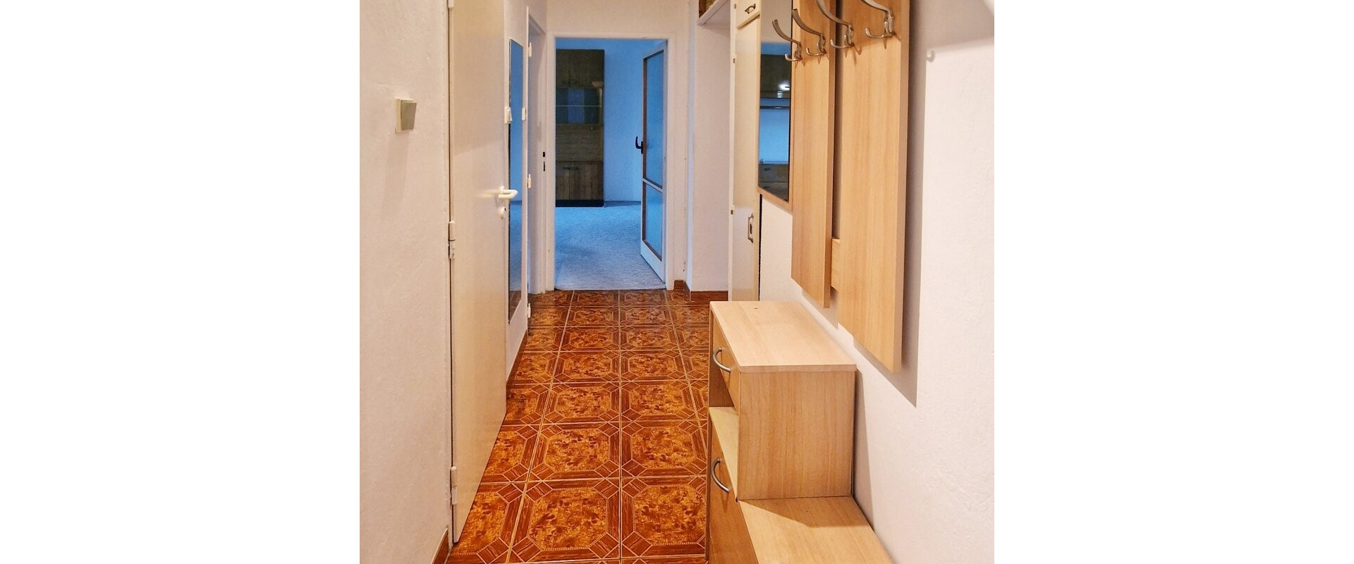 ZNÍŽENÁ CENA: Priestranný 2 izbový byt - Dúbravka