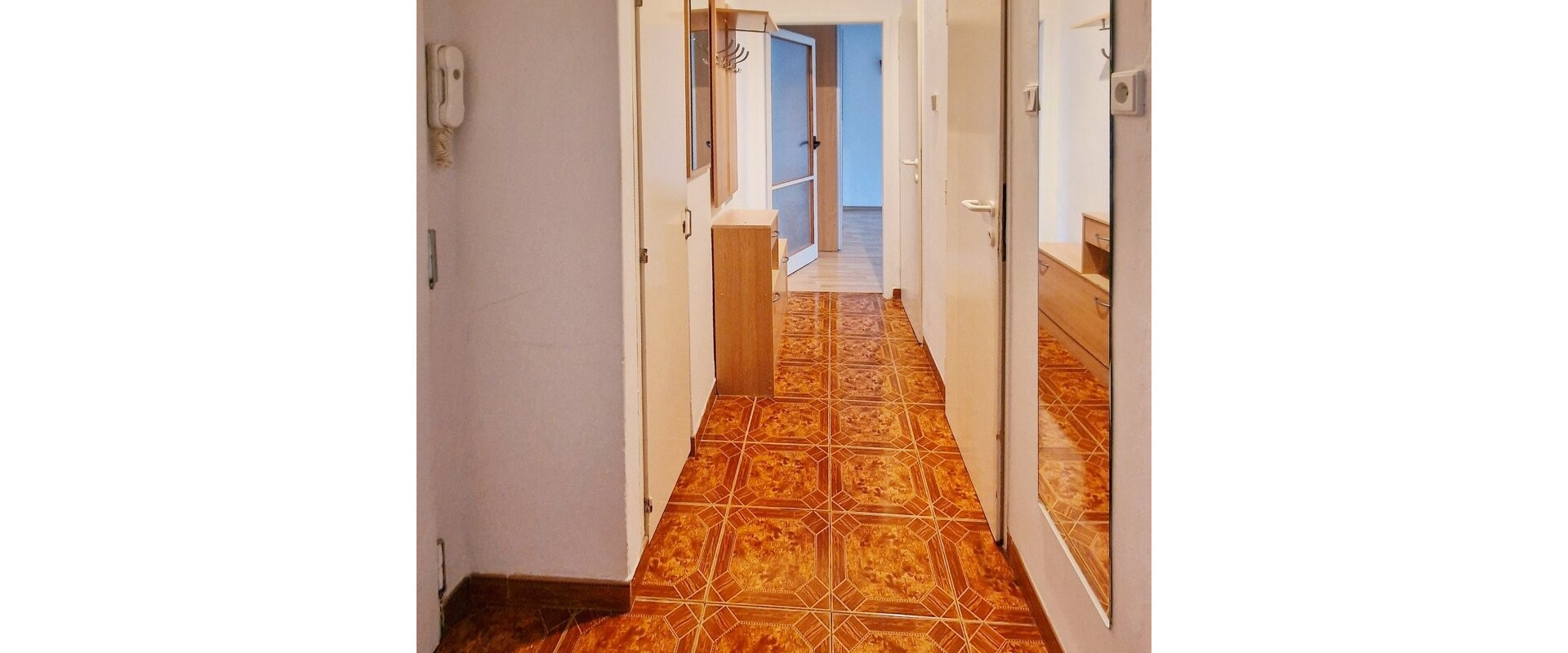 ZNÍŽENÁ CENA: Priestranný 2 izbový byt - Dúbravka