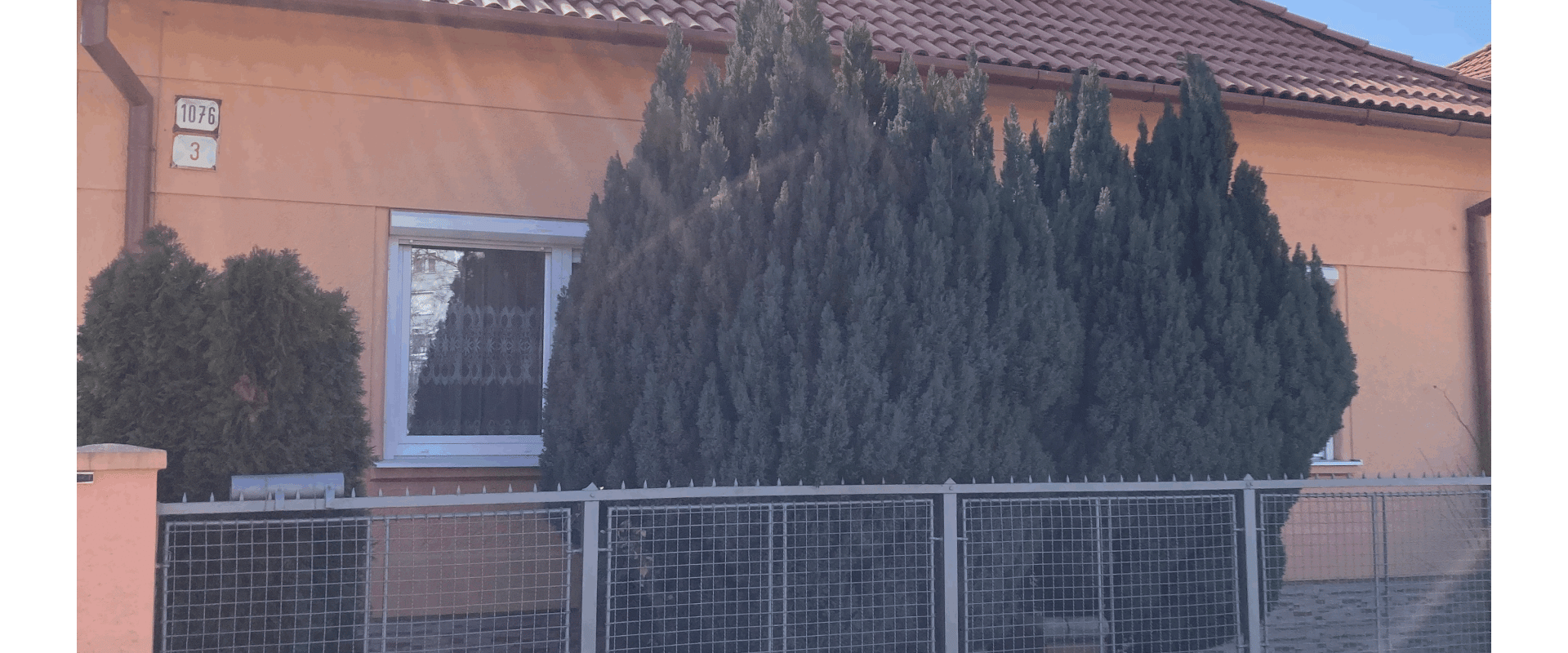 Priestranný rod. dom so záhradou a garážou v centre D.Stredy