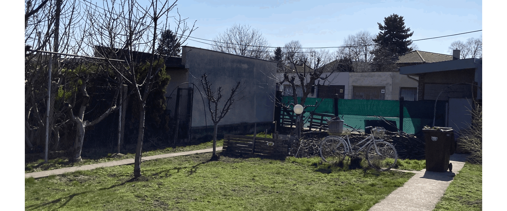 Priestranný rod. dom so záhradou a garážou v centre D.Stredy