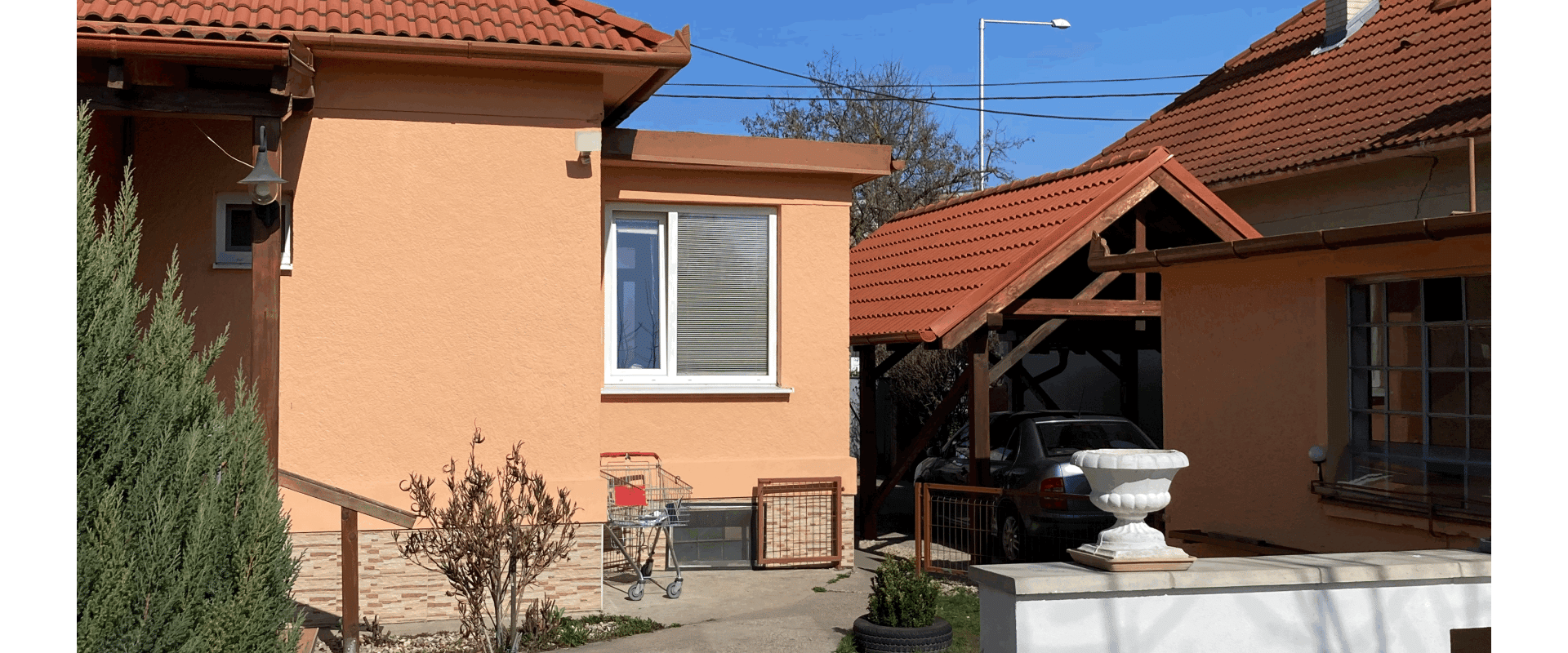 Priestranný rod. dom so záhradou a garážou v centre D.Stredy