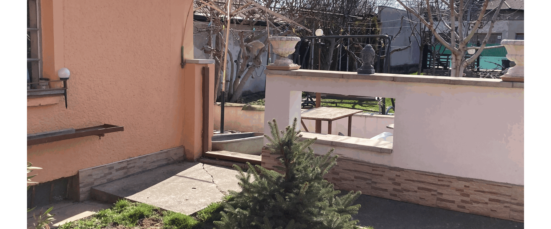 Priestranný rod. dom so záhradou a garážou v centre D.Stredy