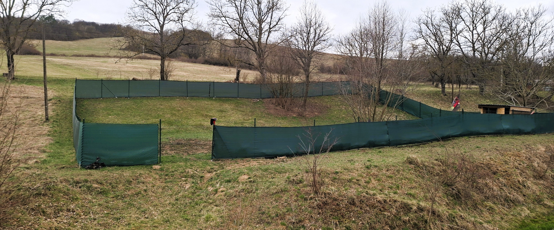 Na predaj: oplotený pozemok - 615 m² v obci Prosačov – ideálny na rekreáciu alebo záhradkárčenie.