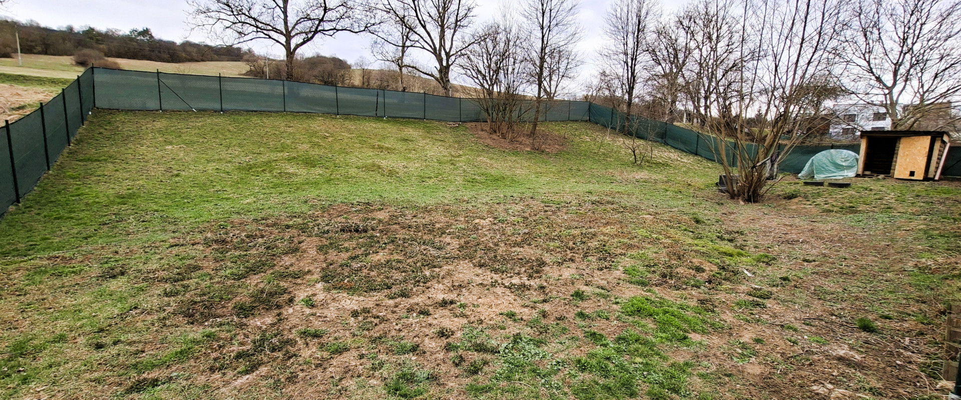 Na predaj: oplotený pozemok - 615 m² v obci Prosačov – ideálny na rekreáciu alebo záhradkárčenie.