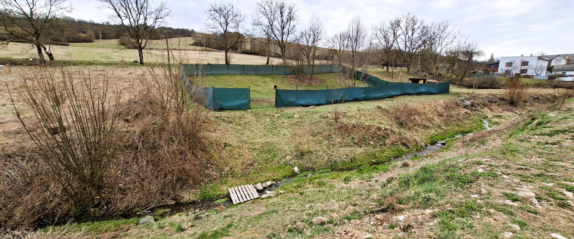 Na predaj: oplotený pozemok - 615 m² v obci Prosačov – ideálny na rekreáciu alebo záhradkárčenie.