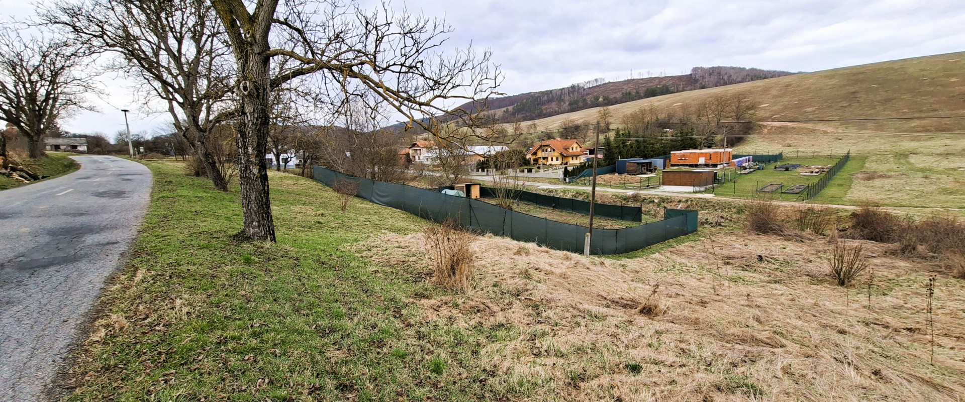 Na predaj: oplotený pozemok - 615 m² v obci Prosačov – ideálny na rekreáciu alebo záhradkárčenie.