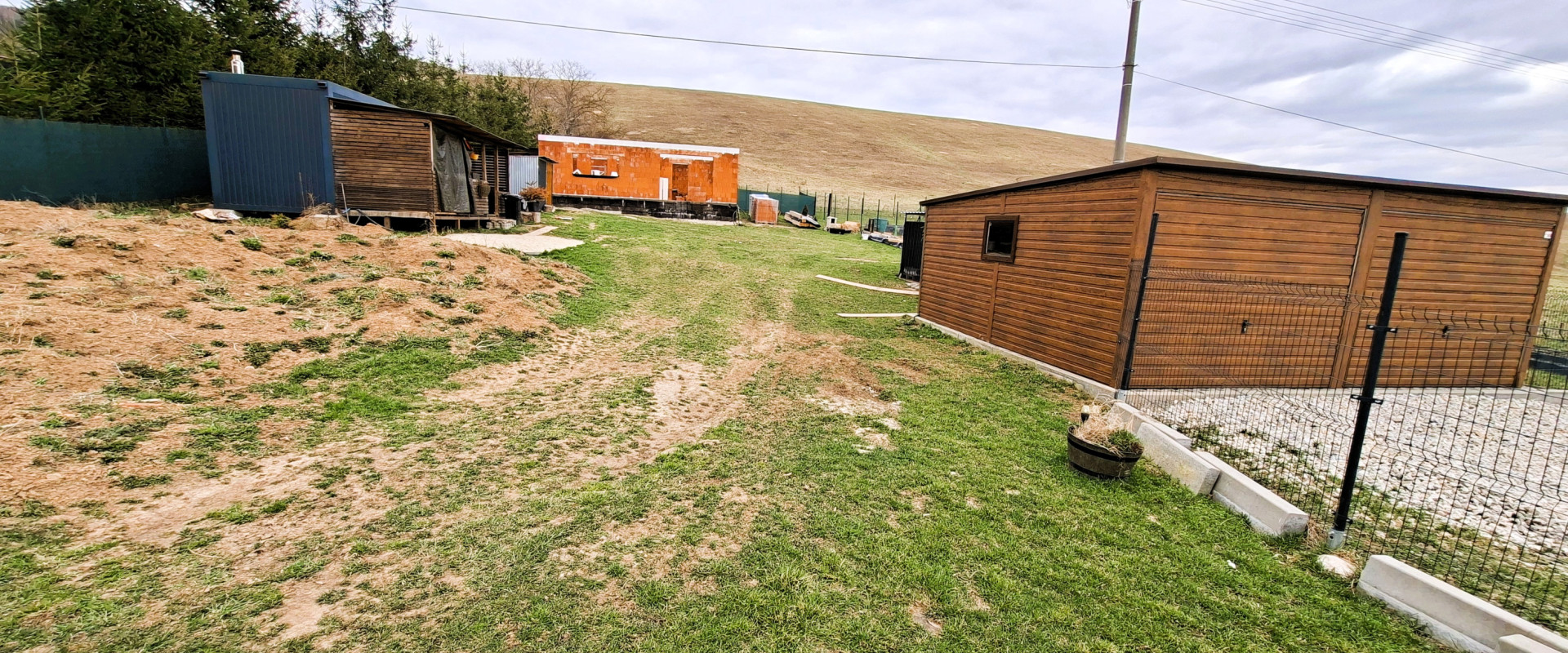 Na predaj rodinný dom vo výstavbe s priestranným pozemkom - 1 850 m² v obci Prosačov.