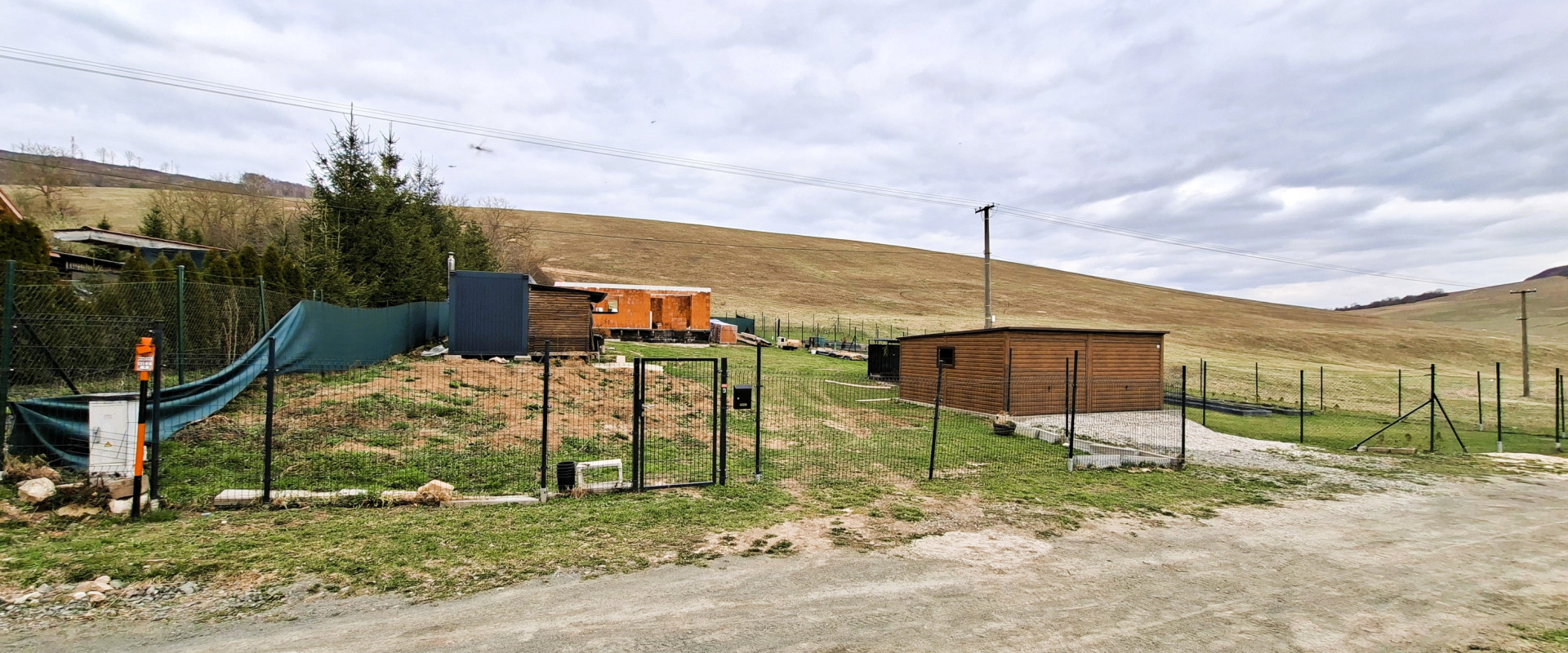 Na predaj rodinný dom vo výstavbe s priestranným pozemkom - 1 850 m² v obci Prosačov.