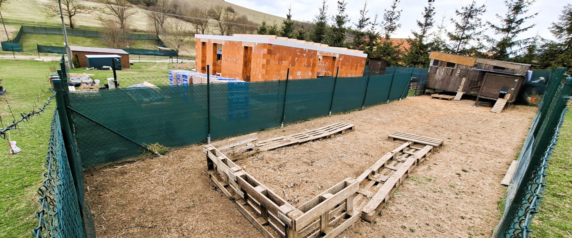 Na predaj rodinný dom vo výstavbe s priestranným pozemkom - 1 850 m² v obci Prosačov.