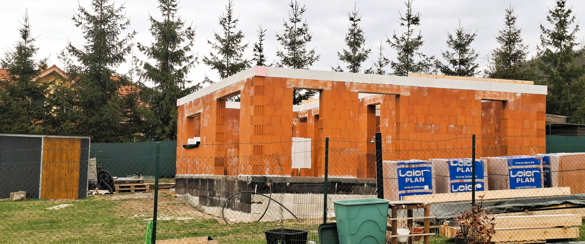 Na predaj rodinný dom vo výstavbe s priestranným pozemkom - 1 850 m² v obci Prosačov.