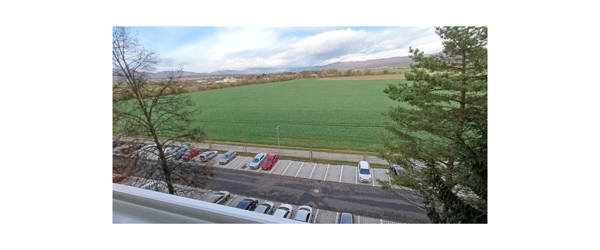 Priestranný 4-izbový byt s krásnym výhľadom a loggiou.