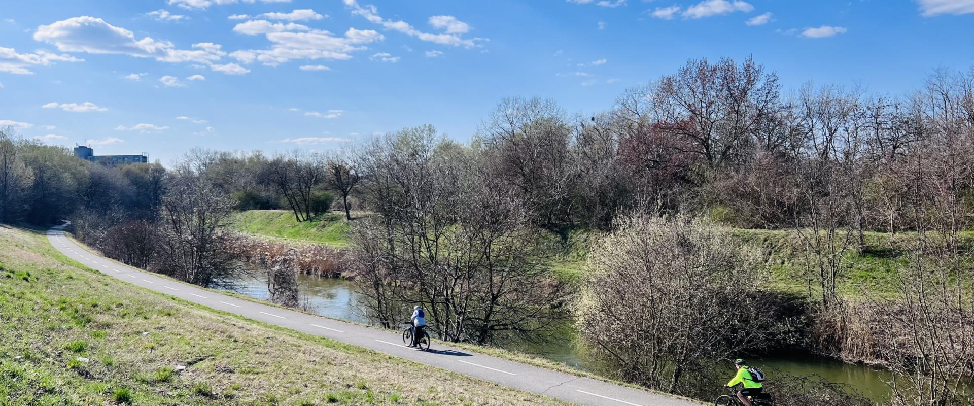 PREDAJ: Svetlý 2-izbový byt s loggiou v pokojnej časti Ružinova