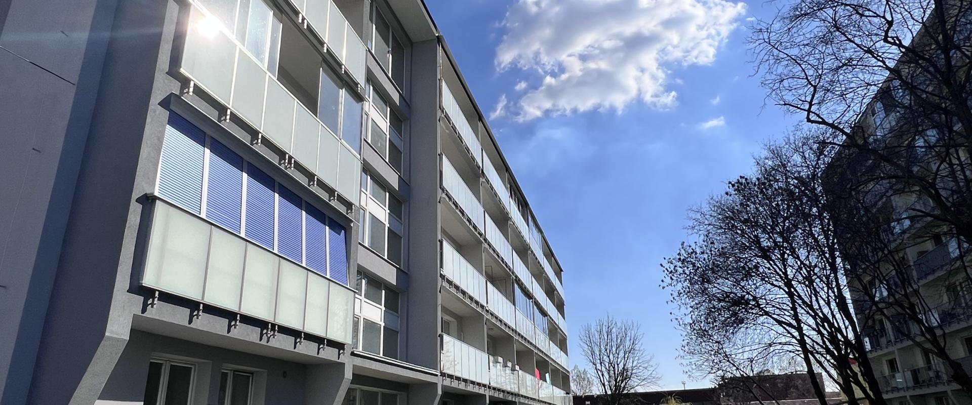 PREDAJ: Svetlý 2-izbový byt s loggiou v pokojnej časti Ružinova