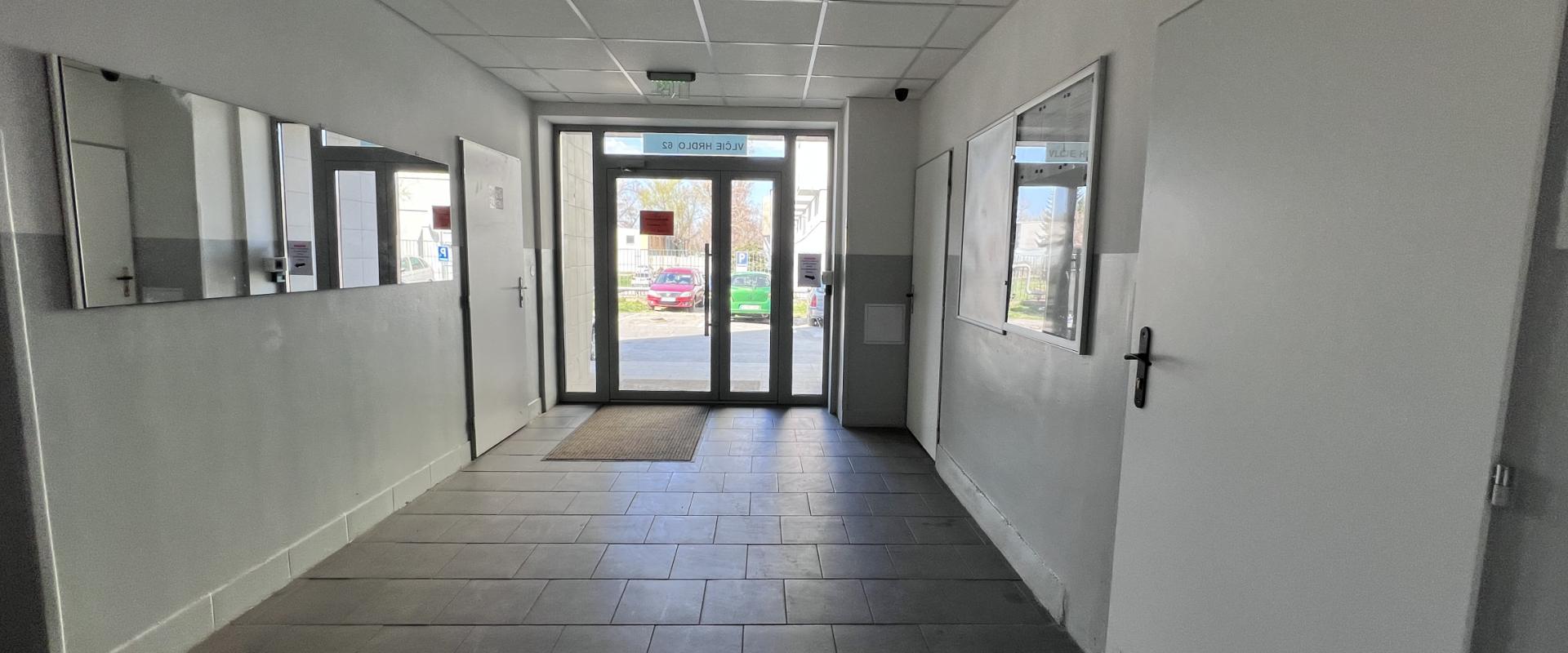 PREDAJ: Svetlý 2-izbový byt s loggiou v pokojnej časti Ružinova