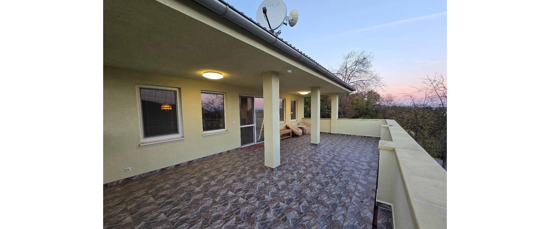 Exkluzívne na predaj: Priestranný moderný dom pod lesom