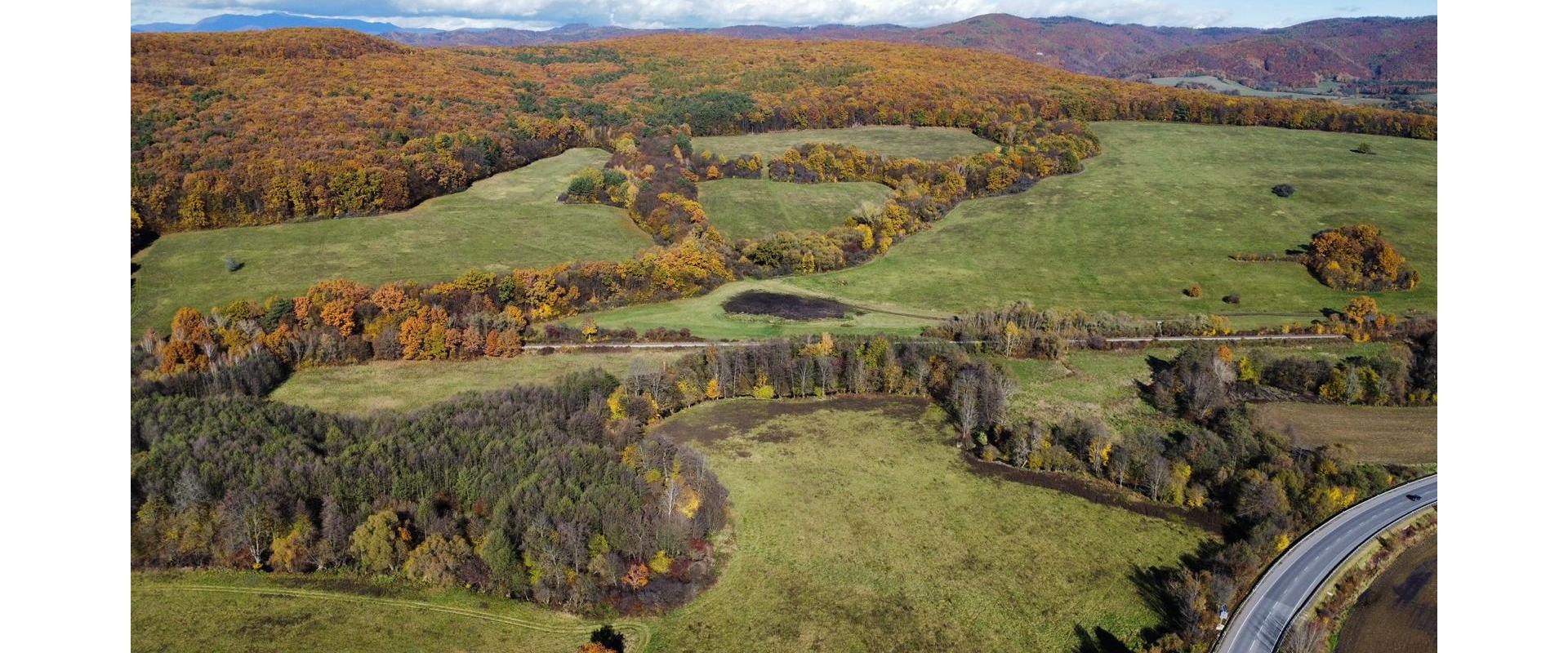 Pozemok 632 m² pri hlavnom ťahu s potokom – Veľká Čausa