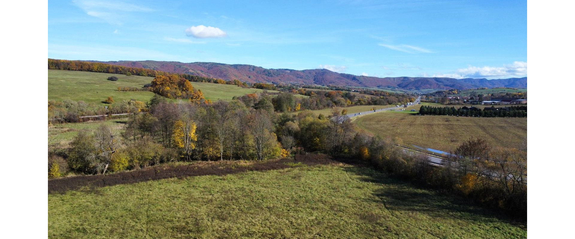 Pozemok 632 m² pri hlavnom ťahu s potokom – Veľká Čausa