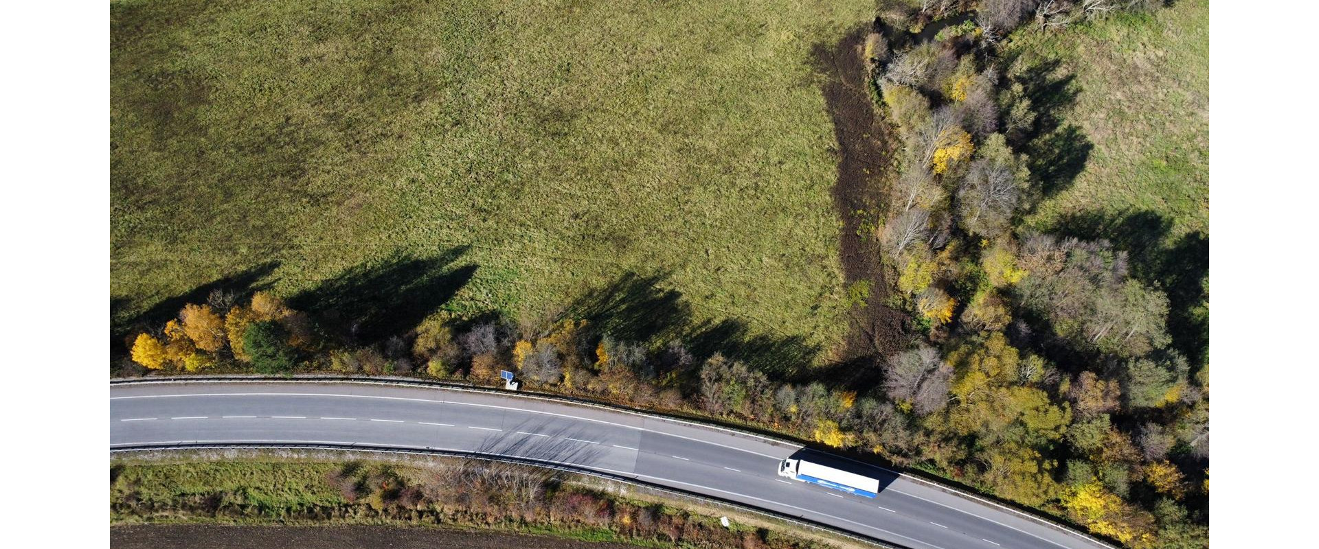 Pozemok 632 m² pri hlavnom ťahu s potokom – Veľká Čausa