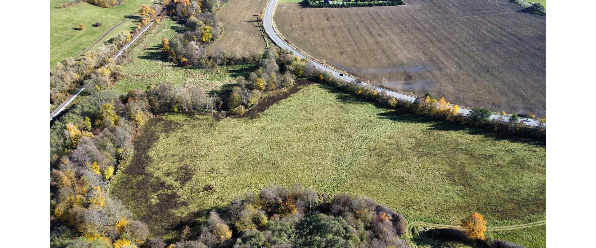 Pozemok 632 m² pri hlavnom ťahu s potokom – Veľká Čausa