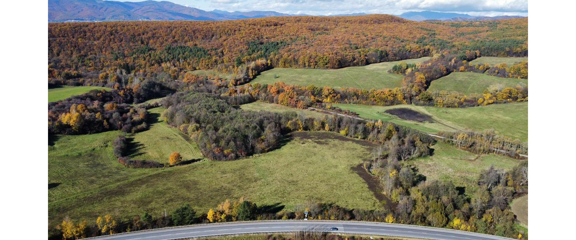 Pozemok 632 m² pri hlavnom ťahu s potokom – Veľká Čausa