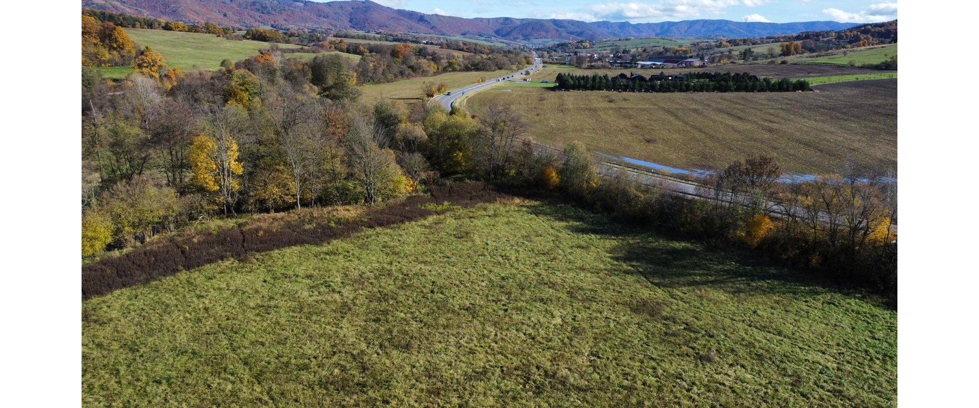 Pozemok 632 m² pri hlavnom ťahu s potokom – Veľká Čausa