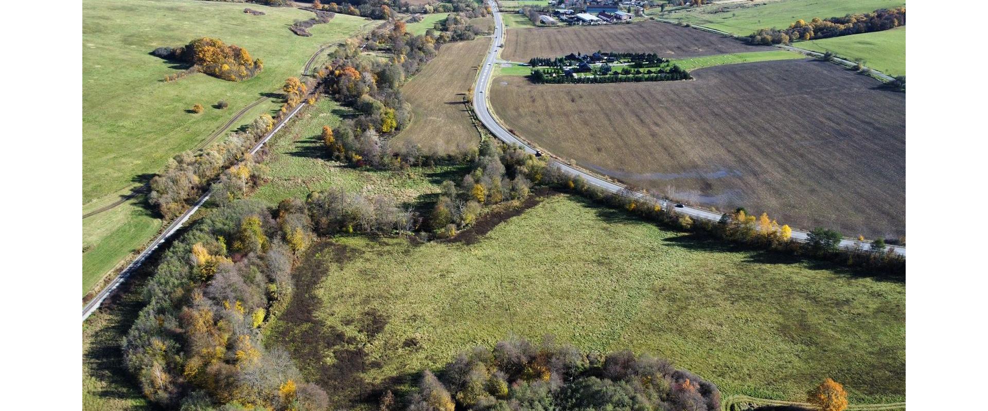 Pozemok 632 m² pri hlavnom ťahu s potokom – Veľká Čausa