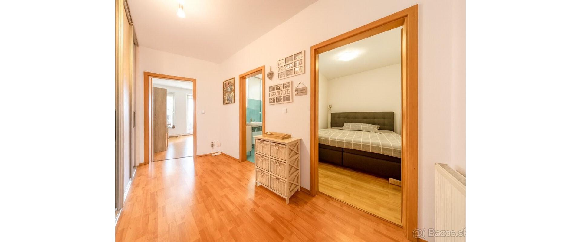 PRENÁJOM:  SLNEČNÝ 2-IZBOVÝ BYT S VEĽKORYSOU TERASOU -3D OBHLIADKA!